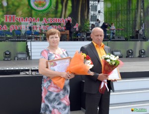 DSC_0028 Бригадир молочнотоварной фермы «Заполье» ОАО «Глусский райагропромтехснаб» Марина Кудёлко и механизатор ОАО «Глусская Заря» Сергей Молокович