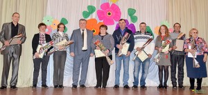 DSC_0015 Дырэктар “Жылкамгаса” Юрый Дымша (чацвёрты злева) і работнікі прадпрыемства, адзначаныя на ўрачыстым сходзе ўзнагародамі кіраўніцтва і прафкама
