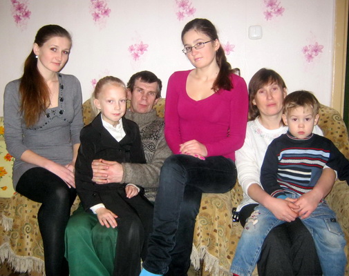 В многодетной семье Рожковых из Катки воспитываются двое своих и трое приёмных детей