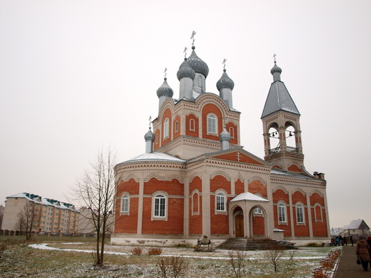 Пад высокімі купаламі храма