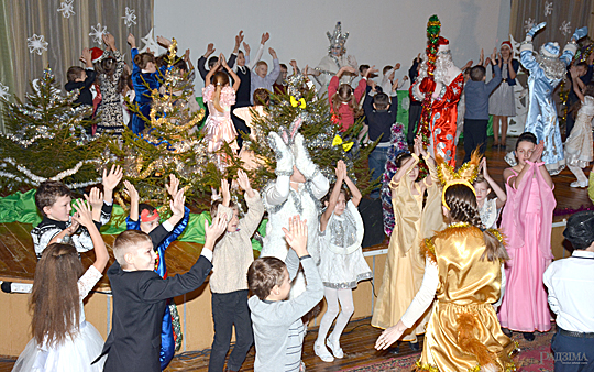Благотворительная рождественская елка собрала 6 января в Глуске детей из многодетных семей и детских домов семейного типа