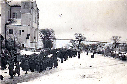 Глуск. 1920 год у стен костела