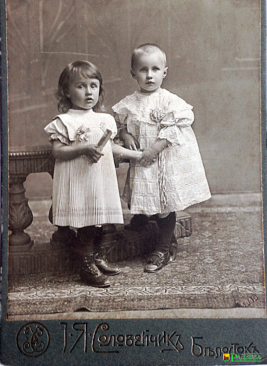 04 Сестры Тамара (слева) и Галина, ок. 1910