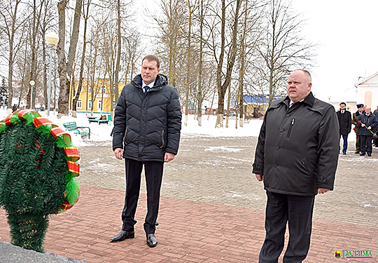 С возложения венков и цветов на Аллее Славы начались в Глуске торжественные мероприятия, посвященные Дню защитников Отечества и 100-летию Вооруженных Сил Республики Беларусь