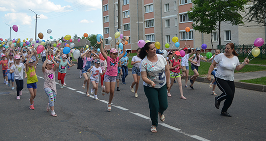 Флешмоб в честь Последнего звонка, Глуск, 30 мая (фоторепортаж)