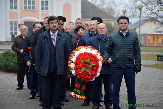 В честь годовщины Октябрьской революции в Глуске возложили цветы на Аллее Славы (фоторепортаж)