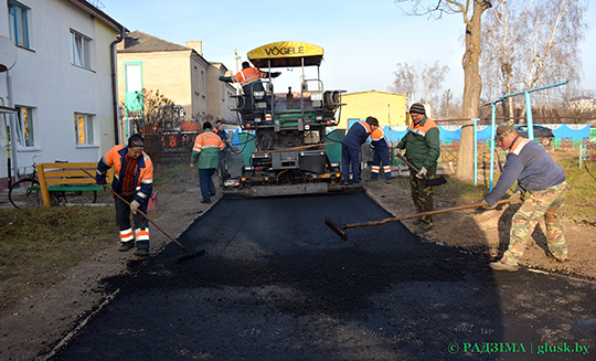 У Глуску працягваецца добраўпарадкаванне дваровых тэрыторый