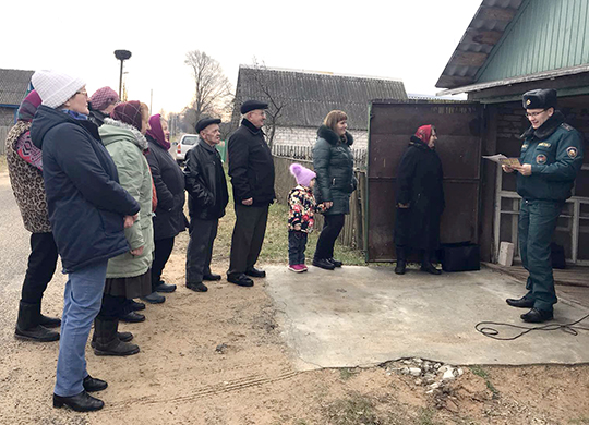 Дойти до каждого. На деревенской улице собрали сельчан, чтобы еще раз напомнить о пожарной безопасности