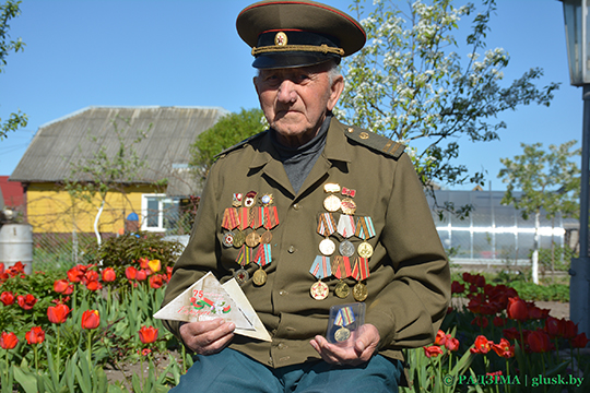 Накануне Дня Победы в Глуске поздравляют ветеранов и возлагают цветы к монументам (фоторепортаж)