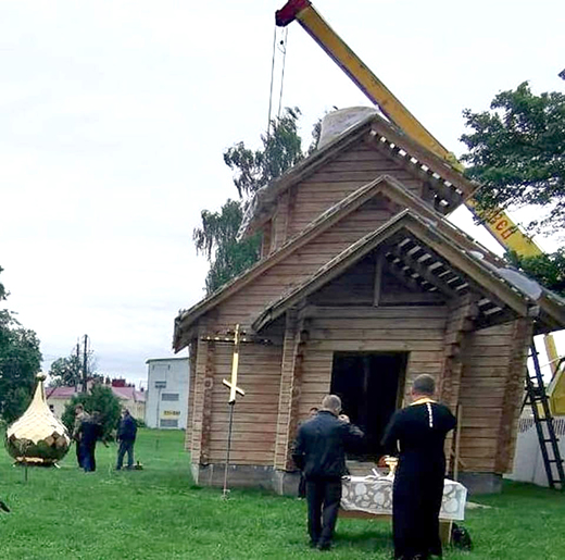 В Весново освящен крест на купол храма, строящегося на территории дома-интерната