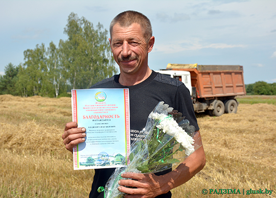 Першы тысячнік у раёне. Вадзіцель аграфірмы “Слаўгарадскі” Уладзімір Самсоненка перавёз ад камбайнаў звыш тысячы тон зерня