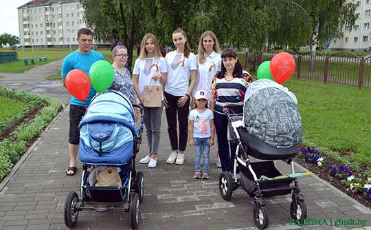Шматдзетным мамам з Глуска і іх нованароджаным дзеткам падарылі распашонкі-абярэгі з нацыянальным арнаментам