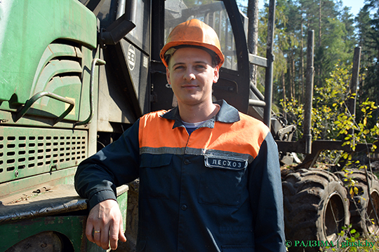 В Глусском лесхозе уже семь лет машинистом трелевочной лесозаготовительной машины трудится Александр Луцкевич