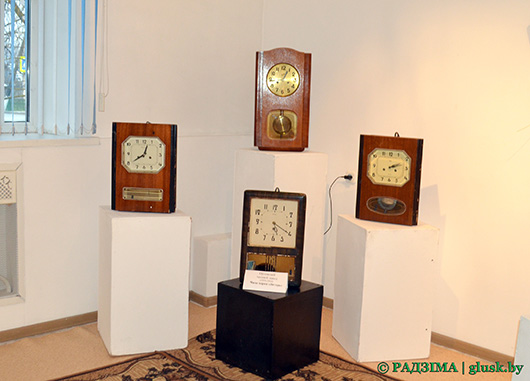 В Глусском районном музее открылась выставка «Пока идут старинные часы»