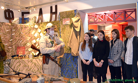 В Глусском районном историко-краеведческом музее открылась выставка «Солдат войны не выбирает»