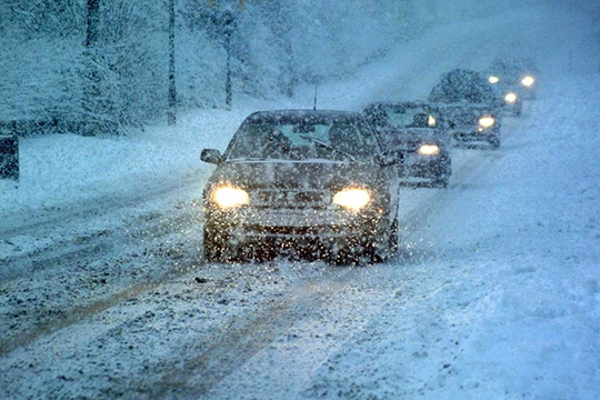 Сильный снег и гололедица: ГАИ призывает водителей и пешеходов быть внимательнее на дорогах