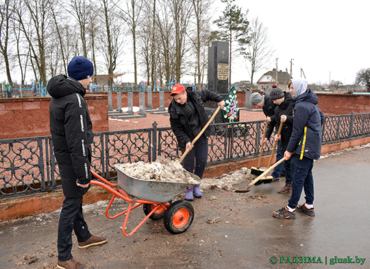 Глусские школьники поддержали республиканскую патриотическую акцию по увековечению памяти о погибших при защите Отечества, приуроченной ко Дню памяти жертв Хатыни (фоторепортаж)