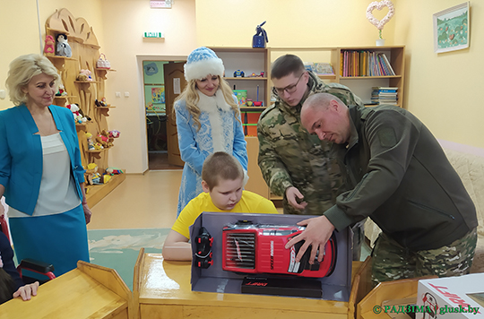 Центр коррекционно-развивающего обучения и реабилитации Глуска в первые дни нового года посетили гости, привезли подарки