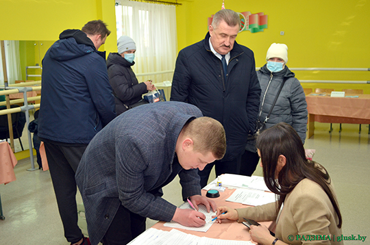 Председатель Глусского райисполкома Степан Чечуха проголосовал досрочно на Гагаринском участке