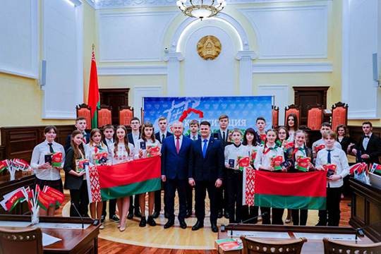 В Минске торжественно вручили паспорта шести юным представителям Могилёвской области