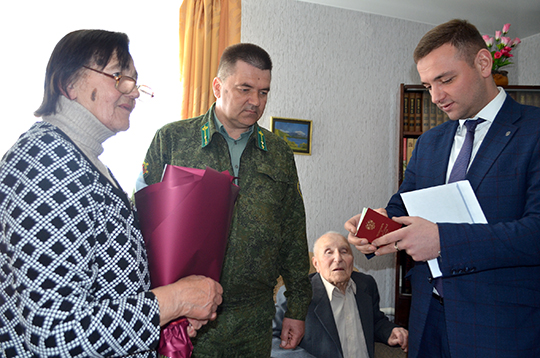 Представители российского посольства вручили дочери награду отца