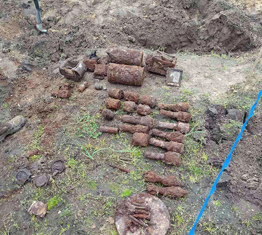 В деревне Вильча Глусского района на  огороде выкопали 16 гранат и 2 мины времен войны