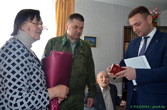 Сотрудники российского посольства вручили награду фронтовика его дочери