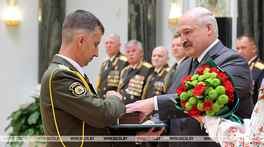 Лукашенко заверил военных в неизменности госполитики по поддержке людей в погонах