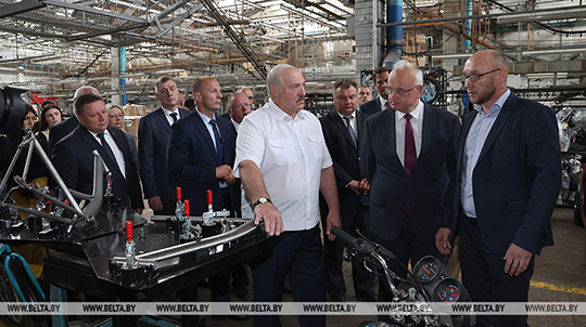 “Мы должны делать свое!” Лукашенко требует большей локализации на мотовелозаводе