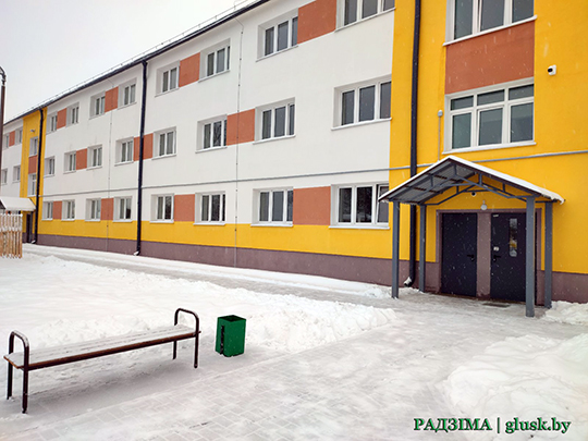 В Глуске 30 ноября вручили ключи от новых арендных квартир молодым специалистам