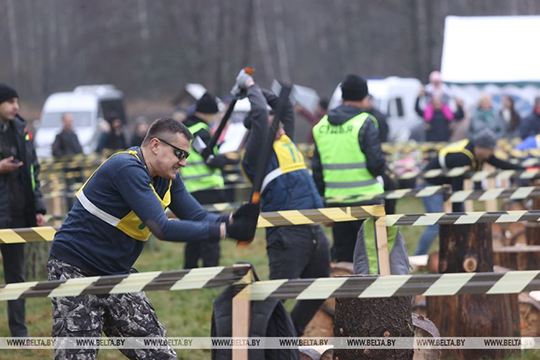 Уникальное событие. РЕПОРТАЖ с первого в мире чемпионата по рубке дров среди журналистов