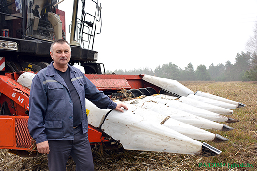 Николай Василевский — один из первых в Глусском районе комбайнеров, намолотивших свыше одной тысячи тонн зерна кукурузы