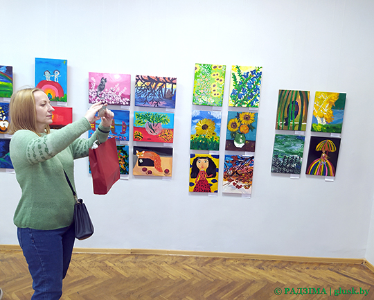 В выставочном зале Бобруйского художественного музея открылась выставка юных художников из глусского объединения “Арт-кроха”