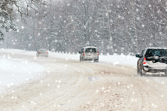 Госавтоинспекция призывает водителей и пешеходов быть предельно внимательными в сложных погодных условиях