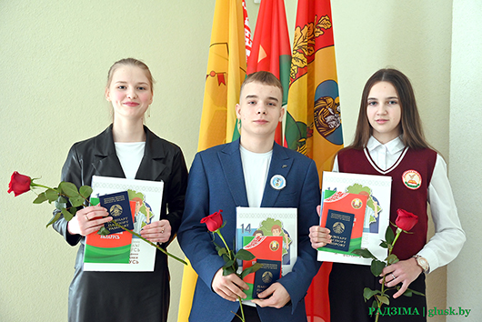 Теперь с паспортами. Глуск присоединился к республиканской патриотической акции «Мы — граждане Беларуси!»
