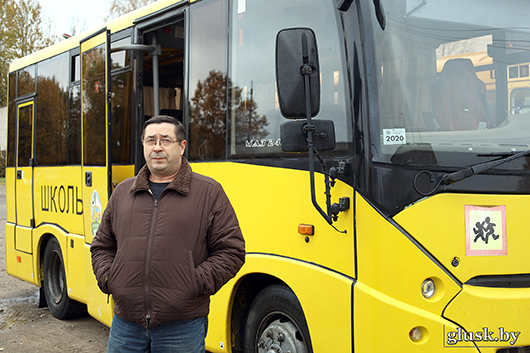 Сегодня — День автомобилиста и дорожника. Водитель школьного автобуса