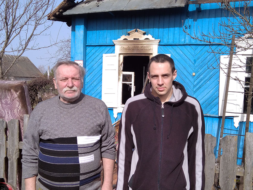 Жителя деревни Калюги из горящего дома спасли соседи