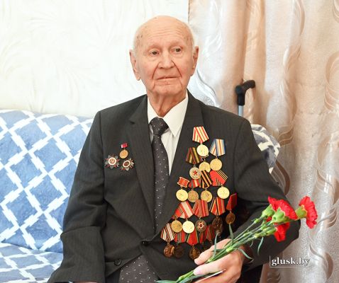 С Днем Победы поздравления принимал ветеран  Великой Отечественной войны Евгений Тимофеевич Шилов