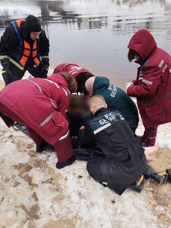 «Здесь ребенок тонет!»: работники МЧС спасли тонущего мальчика