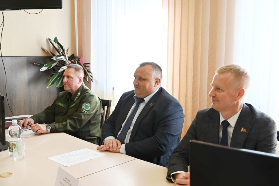 Сустрэчу з працоўнай моладдзю лясгаса правёў старшыня Глускага райвыканкама Аляксей Жураўлёў