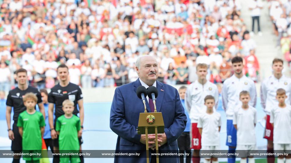 Символ крепкой белорусско-китайской дружбы: Лукашенко открыл Национальный футбольный стадион