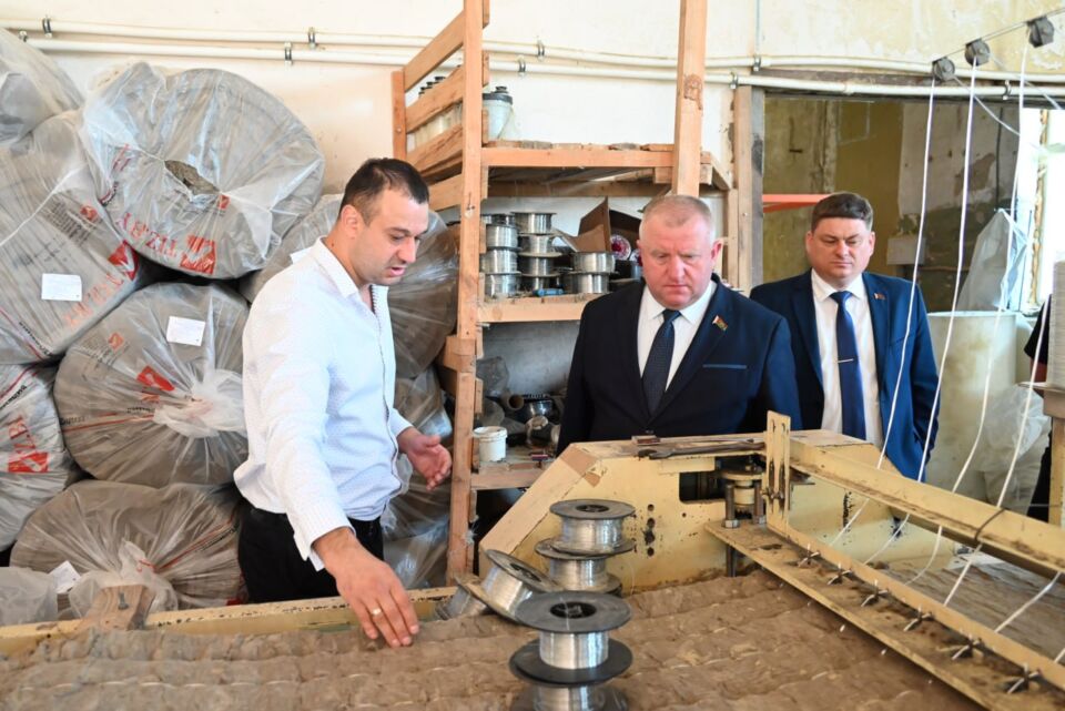 Депутат Палаты представителей Национального собрания Республики Беларусь Олег Дьяченко сегодня работает в Глусском районе