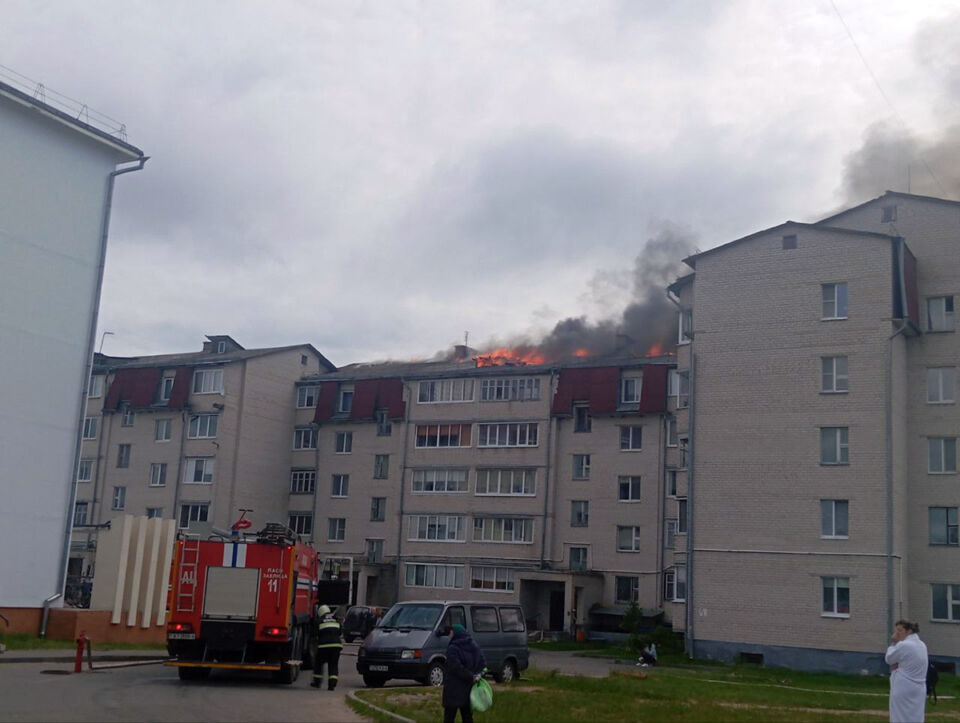 Пожар в пятиэтажном доме в Глуске: ликвидация последствий