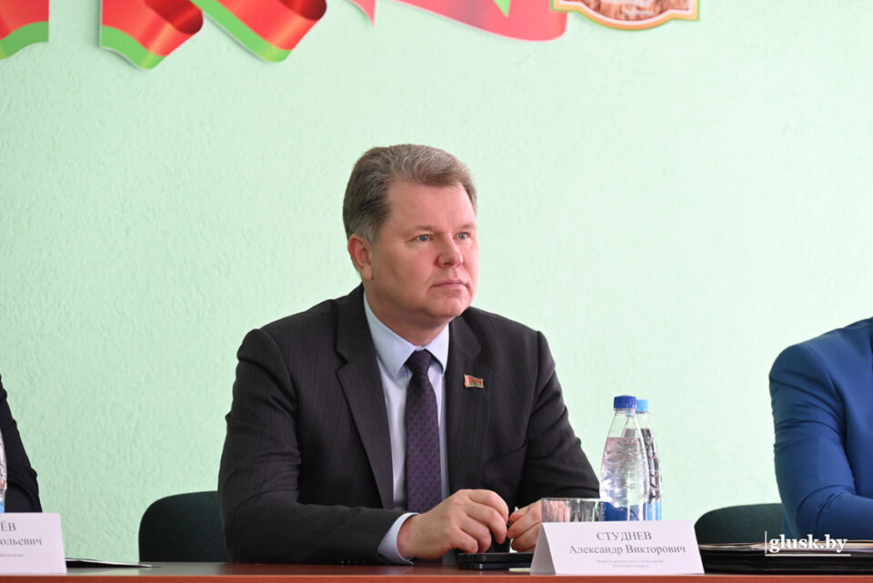 Министр архитектуры и строительства Республики Беларусь Александр Студнев в рамках единого дня информирования встретился с коллективом Глусской ПМК № 249