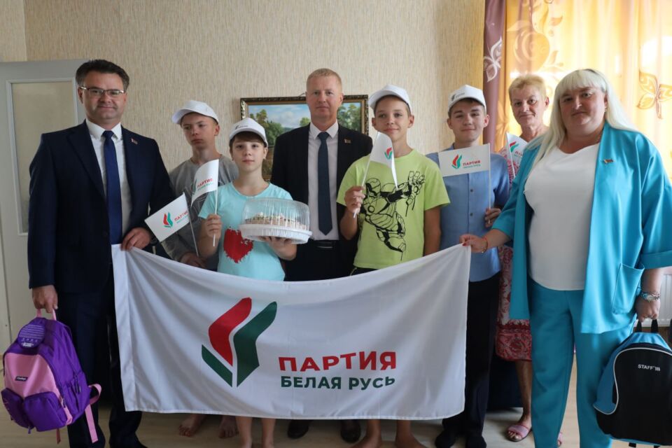 Поздравили ребят из детского дома семейного типа Татьяны Сербуновой