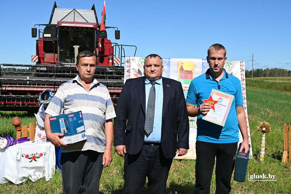 На Глушчыне віншавалі камбайнераў-тысячнікаў