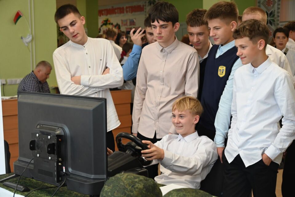 Каких специалистов готовят в военных вузах, рассказали глусским школьникам