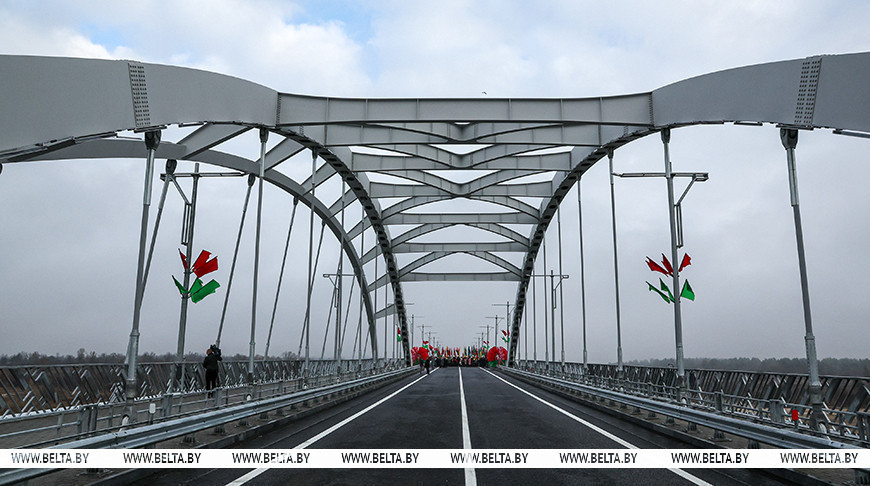 Александр Лукашенко в Мозыре открыл обновленный мост через Припять