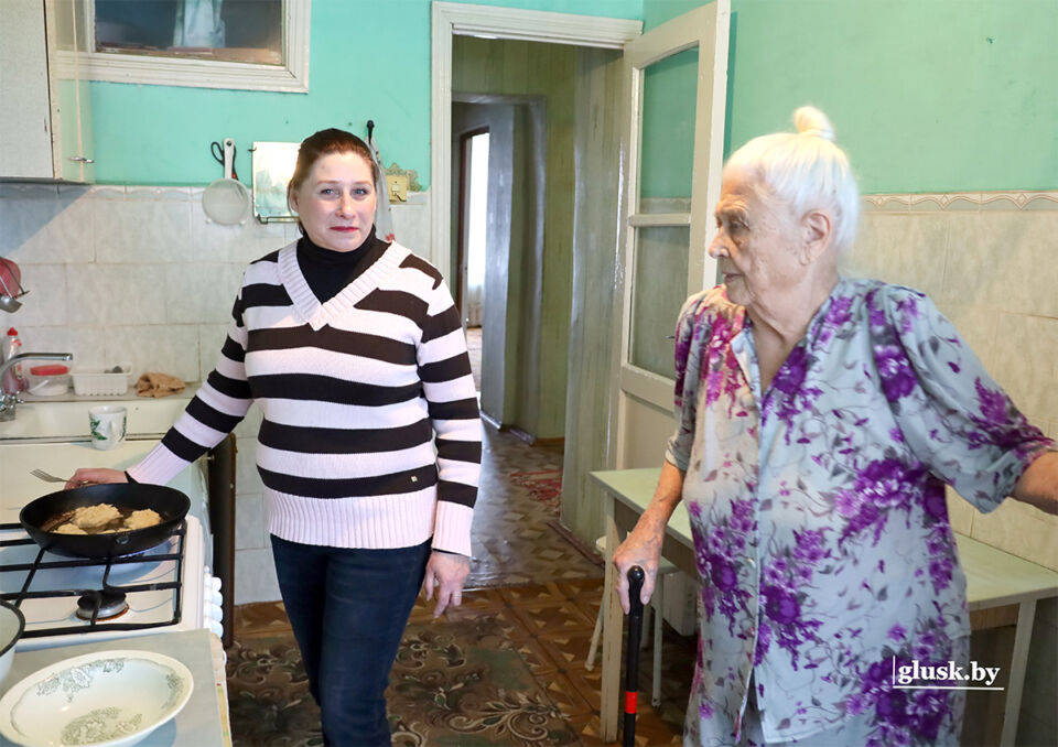 Как соцработники облегчают жизнь пожилым людям, рассказываем на примере глусчанки Елены Храпко, признанной лучшим работником социальной защиты района по итогам работы за 2025 год