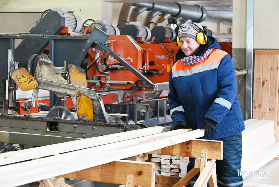 Станочник Глусского лесхоза Оксана Буйчик